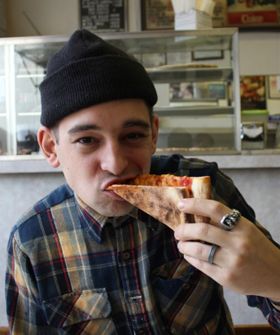 this guy ate at all 362 pizza shops in manhattan and i want to marry him Nutella Pizza, Pizza Drawing, Creamy Pesto Pasta, Local Pizza, New York Pizza, Chicken Slices, Eating Pizza, America Food, Chicken Rolls