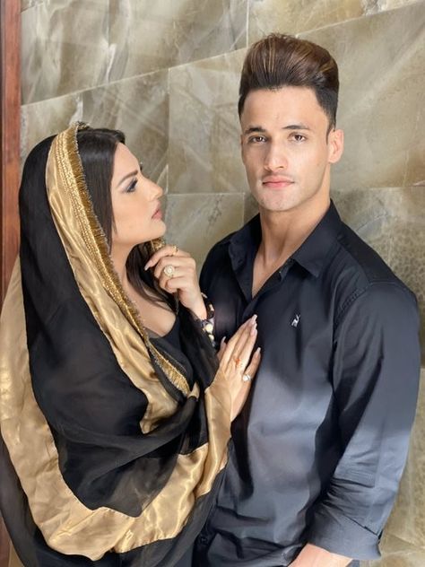 Asim Riaz Pic, Himanshi Khurana, Kaur B, Asim Riaz, Couple Pics For Dp, Mohsin Khan, Pakistani Fashion Casual, Couple Pose, Back Hand Mehndi Designs