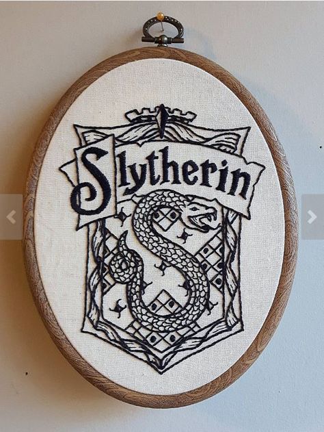 This Slytherin crest embroidery is so nice! #harrypotter #wizardingworld Cross Stitch Harry Potter, Slytherin Crest, Embroidered Wall Art, Harry Potter Gifts, Sewing Embroidery Designs, 자수 디자인, Hand Embroidery Art, Embroidery Hoop Art, Embroidery Craft