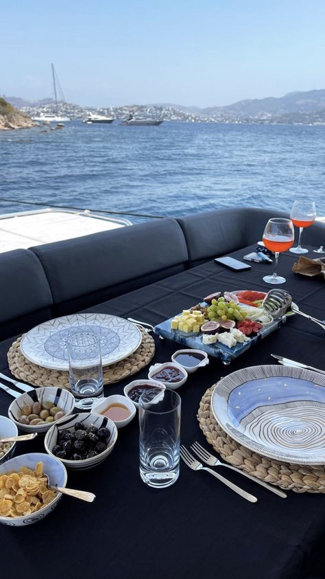 Rich Yacht Aesthetic, Breakfast On Yacht, Yacht Day Aesthetic, Yacht Lunch Aesthetic, Yacht Life Aesthetic, Yachting Aesthetic, Yacht Party Aesthetic, Luxury Yacht Aesthetic, Yacht Food