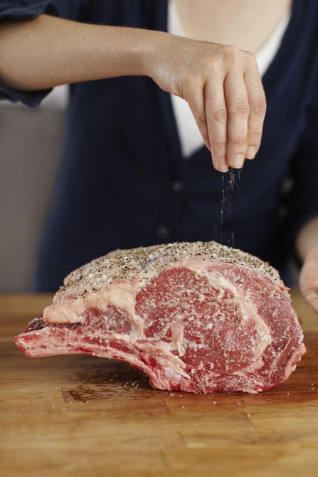 Prime Rib Roast Recipe Ovens, Medium Rare Prime Rib, Cooking Prime Rib Roast, Slow Roasted Prime Rib, Remove Moles, Smoked Prime Rib, Prime Rib Roast Recipe, Perfect Prime Rib, Cooking Prime Rib