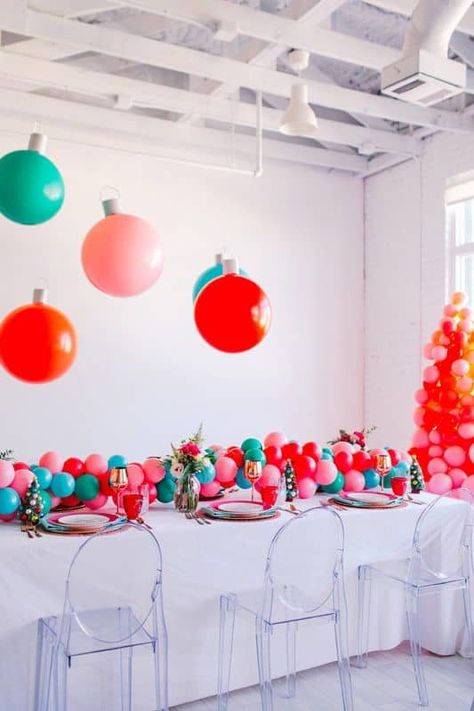 20 Merry and Bright Christmas Party Ideas - Lady Celebrations Christmas Party Balloons, Balloon Tablescape, Colourful Christmas Table, Merry And Bright Christmas Party, Balloon Table Runner, Nutcracker Christmas Party, Table Styling Ideas, Outdoor Christmas Party, Hall Decorations