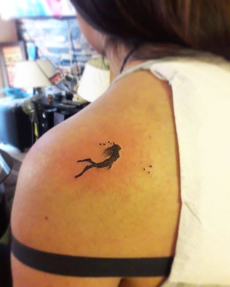 Dive tattoo Scuba Diver Tattoo For Women, Dive Tattoo Ideas, Scuba Tattoo For Women, Snorkel Tattoo, Diving Tattoo Ideas, Tattoo Swimming, Scuba Diver Tattoo, Hammerhead Tattoo, Scuba Tattoo