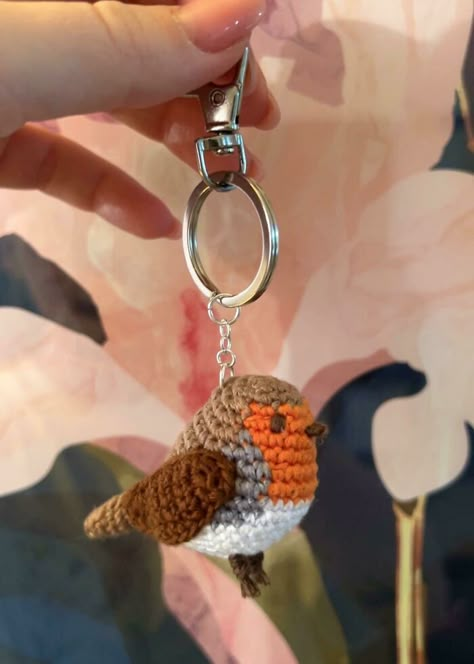 Robin Crochet, Crocheted Birds, Crochet Robin, Crochet Birds, Most Beautiful Words, Crochet Bucket, Small Crochet, Ribbon Art, Knitting Wool