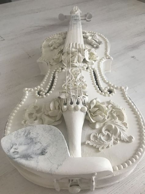 Beautiful Violin Design, White Violin Aesthetic, Customized Violin, Pretty Violins, Pretty Violin, Fantasy Violin, Cool Instruments, Painted Violin, Instruments Aesthetic