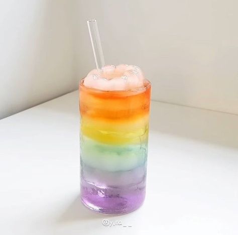 Rainbow Drinks, Iced Drinks Recipes, Colorful Drinks, Drink Recipes Nonalcoholic, Refreshing Drinks Recipes, Pretty Drinks, Fruit Drinks, Iced Drinks, Dessert Drinks