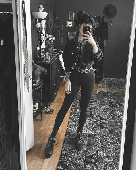 Black Alt Outfits, Gothic Outfits Casual, Simple Goth Outfit, Vintage Grunge Fashion, Miranda Rights, Casual Goth, Goth Look, Alt Outfits, Dark Outfits