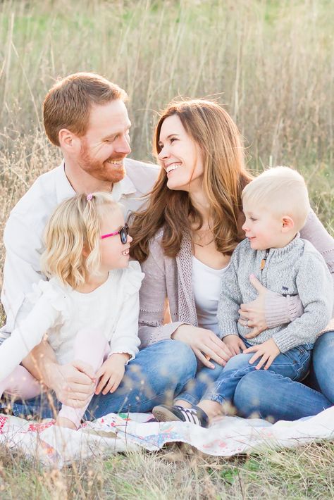 Seated Family Photos, Sitting Down Family Poses, Seated Family Photo Poses, Family Of 4 Photo Shoot, Family Picture Poses For 4 Outdoors, Family Sitting Poses, Family Of 4 Poses, Family Of 4 Photoshoot, Family Of 4 Picture Poses