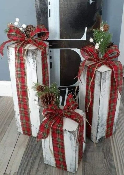 Wooden Christmas Crafts, Christmas Porch Decor, Christmas Decorations Diy Outdoor, Diy Christmas Decorations Easy, Christmas Wood Crafts, Holiday Crafts Christmas, Christmas Gift Decorations, Christmas Porch, Christmas Decorations Rustic