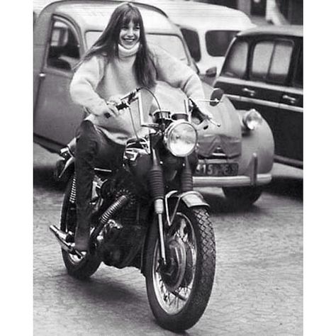 “Histoire de Melody Nelson by Serge Gainsbourg is the soundtrack of the day And heres Jane Birkin on a Triumph Daytona Pic from @janebirkindaily…” Style Jane Birkin, Jane Birken, Jane Birkin Style, John Barry, Motos Vintage, Jean Shrimpton, Lois Jeans, Lou Doillon, Charlotte Gainsbourg