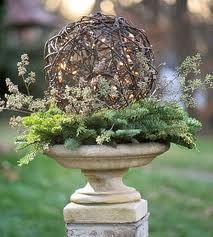 Grapevine ball & wreath. Use willow or vine and lots of fresh leaves. Don't forget the lights! So beautiful for a summer dinner on the deck! Christmas Window Boxes, Christmas Urns, Winter Planter, Casa Halloween, Christmas Planters, Garden Urns, Deco Nature, Pine Wreath, Outdoor Holidays