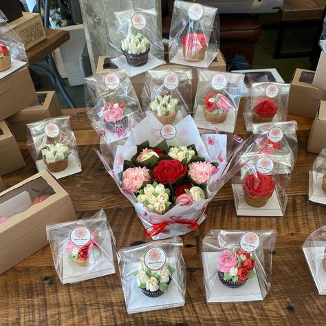 Cupcake Bouquet Packaging, Mother’s Day Cupcakes, Cupcake Bouquet Box, Cupcake Basket, Valentines Treats, Succulent Cupcakes, Cupcake Packaging, Cake Bouquet, Spring Cupcakes