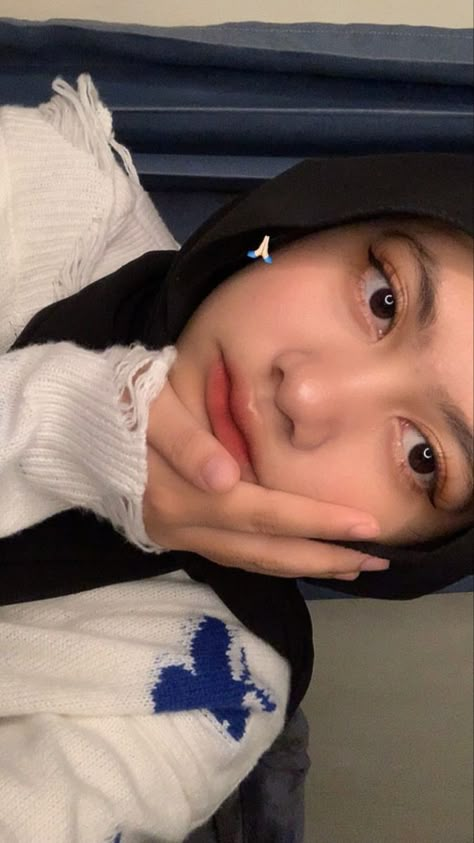 Pose Selfie Hijab, Ide Pose Foto Hijab, Selfie Ideas Hijab, Hijab Selfie, Selfie Hijab, Foto Cewek Hijab Aesthetic, Book Instagram, Hijab Aesthetic, Selfie Poses Instagram