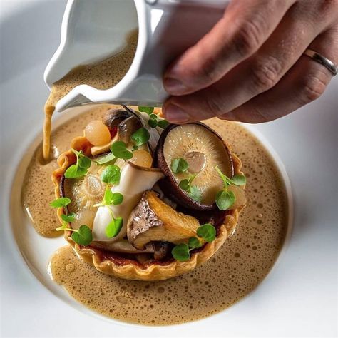 Michelin Food, Mushroom Tart, Gourmet Food Plating, Food Plating Techniques, Michelin Star Food, Pear Tart, Fine Dining Recipes, Star Food, Food Presentation