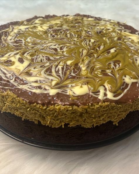 Kunafa Cake Pistachio Kunafa, Filled Chocolate Cake, Kunafa Recipe, Lazy Cake, Dubai Chocolate, Chocolate Pudding Recipes, Best Sweets, Trifle Recipe, Chocolate Pudding