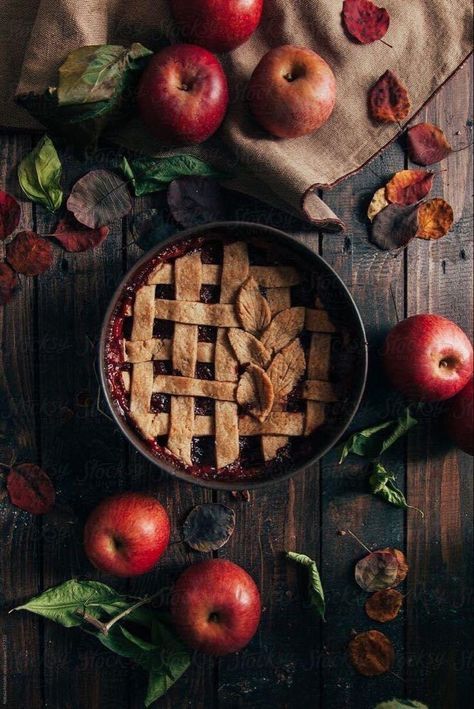 Rustic Apple Pie, Rustic Food Photography, Food Wallpapers, Wallpaper Food, Homemade Apple Pies, Food Photography Inspiration, Homemade Apple, Wooden Table, Beautiful Food