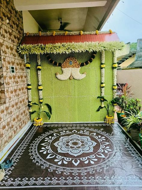 Dhoti Ceremony, Leaf Decor Wedding, Small Wedding Decor, Home Flower Decor, Simple Stage Decorations, Wedding Decor Photos, Wedding Background Decoration, Housewarming Decorations, Desi Wedding Decor