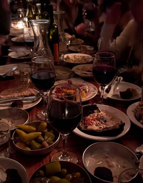 Group Of Friends Dinner Aesthetic, Barbecue Party Aesthetic Night, Dinner Party Aesthetic Winter, Large Family Dinner Aesthetic, Nyc Dinner Party Aesthetic, Group Date Aesthetic, Family Dinner Party Aesthetic, Cozy Family Dinner Aesthetic, Fancy Family Dinner Aesthetic