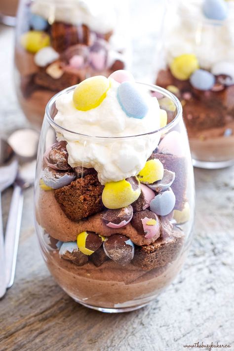 These Mini Eggs Easter Brownie Parfaits are the easiest Easter dessert! Made with everyone's favorite candy-coated Easter eggs, fudgy brownies and cream! Recipe from thebusybaker.ca! #minieggs #easter #treat #easteregg #chocolate #dessert #forkids #kidfriendly #family Easter Themed Desserts, Easter Brownies, Yummy Easter Desserts, Fudge Brownie Recipe, Easy Easter Desserts, Easter Menu, Easter Desserts, Parfait Recipes, Easter Desserts Recipes