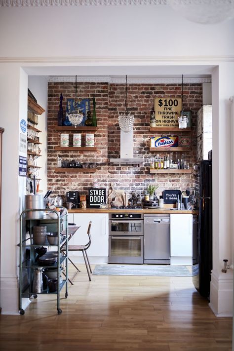 Kitchen With Brick, Brick Wall Kitchen, Minimalist Dekor, Industrial Kitchen Design, Best Kitchen Cabinets, Brick Kitchen, Rockett St George, Eclectic Kitchen, Casa Container