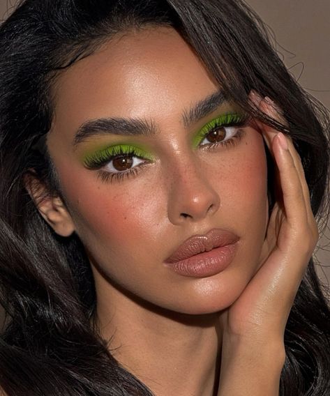 Revamp Your Beauty Routine With Green Eyeshadow Green Liner Looks, Matte Green Eyeshadow, Green Eyeshadow Brown Eyes, Green Outfit Makeup Look, Lime Eyeshadow, Simple Green Makeup Looks, Green Eyeshadow Looks, Olive Makeup, Green Makeup Tutorial