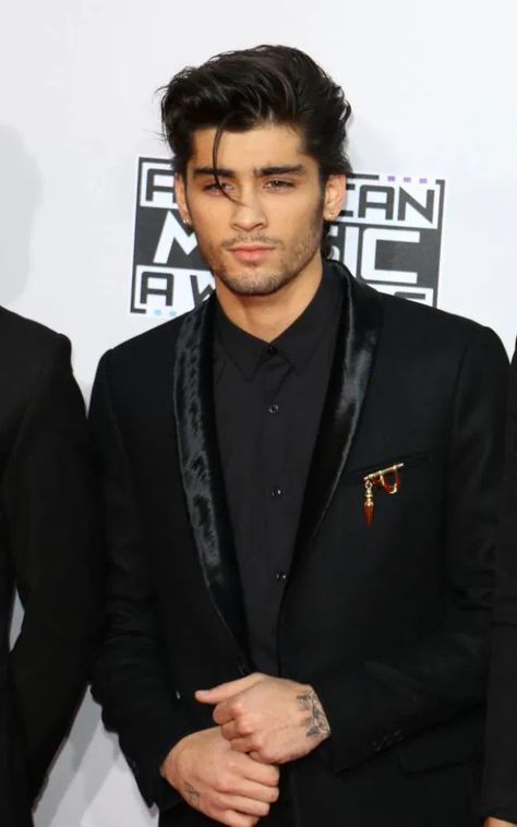 @lookfab.feelfab on Tiktok Zayn Malik 2014, Zayn Malik 2010, Zayn And Harry, Vampire King, Zayn Malik Hairstyle, Forced Marriage, Prince Hair, Zayn Malik Photos, Black Outfit Men