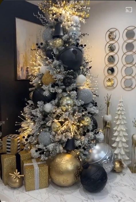 Nye Christmas Tree, Black Gold Silver Christmas Tree, Black Gold And White Christmas Tree, Silver And Black Christmas Tree, Black Tree Decorating Ideas, Nye Tree, Black White Gold Christmas Tree, Black White And Gold Christmas Tree, Gold And Black Christmas Tree