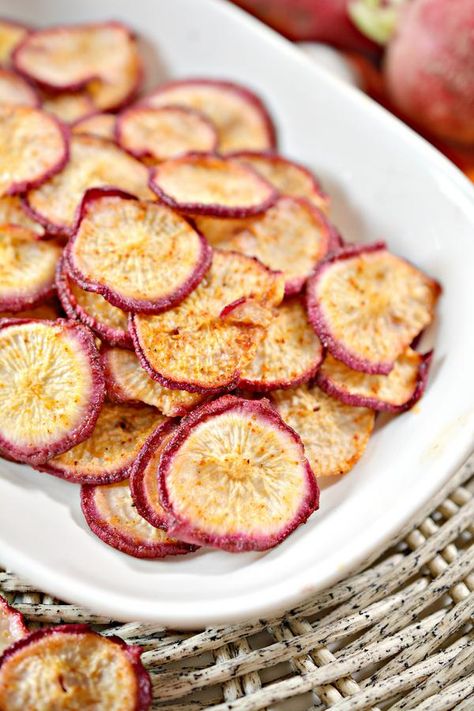 Chip Alternative, Keto Cheese Chips, Radish Chips, Low Carb Potatoes, Zucchini Chips Recipe, Keto Chips, Potato Chip Recipes, Chip Recipe, Low Carb Chips