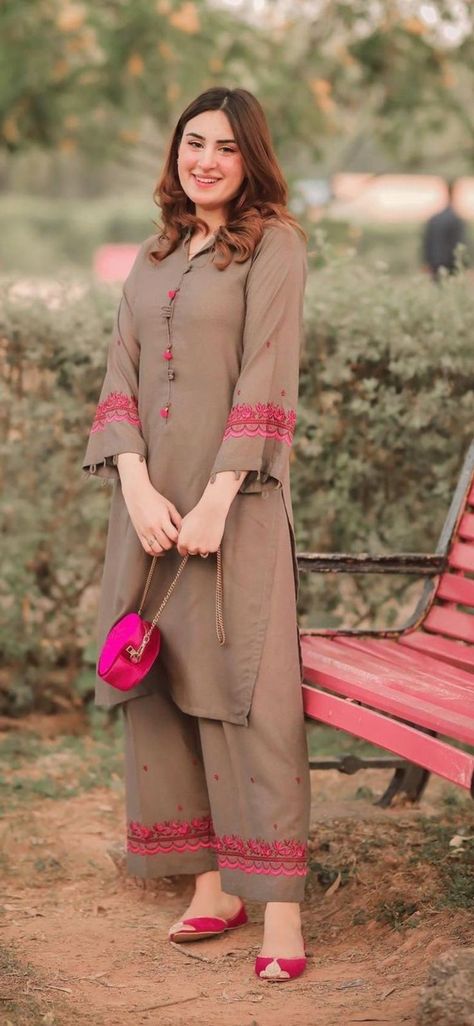 Full Sleeves Design, Lace Dress Design, Latest Dress Design, Simple Kurti Designs, Pakistani Fashion Casual, Trendy Shirt Designs, Kurti Designs Latest, Casual Indian Fashion, Pakistani Dresses Casual