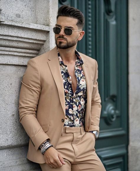 Color Suits For Men, Suit With Floral Shirt, Beige Suits For Men, Men Dress Outfits, Beige Suit, Der Gentleman, Slim Fit Suit Men, Beige Suits, Mens Casual Outfits Summer