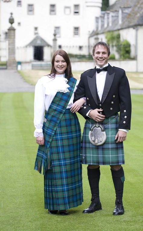 Traditional Scottish Clothing, Elegant Christmas Outfit, Scottish Outfit, Scotland Outfit, Scottish Dress, Folklore Fashion, Scottish Clothing, Blouse Pictures, Visual Clothing