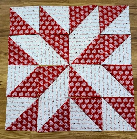 Colchas Quilting, Half Square Triangle Quilts Pattern, Triangle Quilt Pattern, Projek Menjahit, Quilt Blocks Patterns, Quilting Designs Patterns, Triangle Quilts, Half Square Triangle Quilts, Quilt Square Patterns