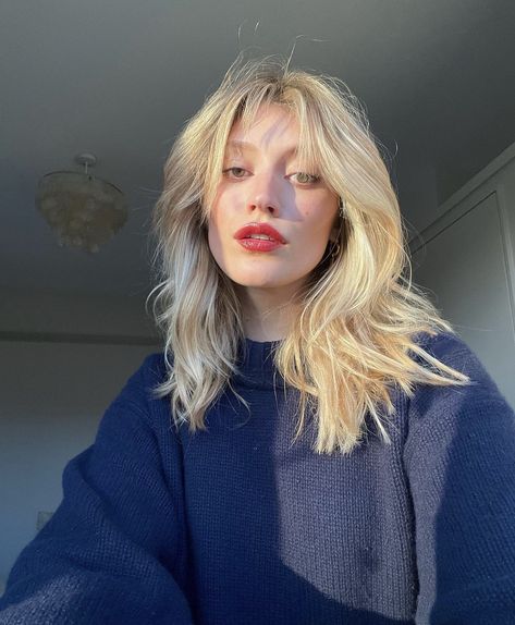 Scandinavian Haircut Woman, Wispy Fringe Medium Hair, Three Layers Haircut, Shaggy Blonde Hair Mid Length, Long Shag Haircut Round Face, Choppy Straight Hair, Longer Shag Haircut, Blond Shaggy Hair, Blonde Hair Bangs Medium