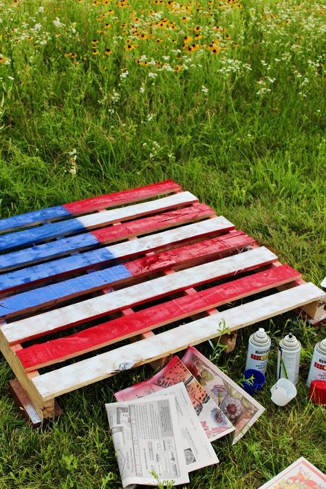 Pallet Projects Painting, Painted Pallette Ideas, Pallet Art Painted, Pallet Painting Ideas Diy, Pallet Flags American Diy, Pallet American Flag Diy, Diy Pallet Flag, Flag Pallet Diy, American Flag Pallet Diy