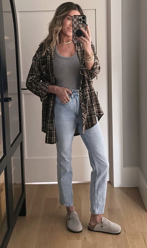 90s Mom Fall Fashion, Mom Hipster Outfits, Midwest Mom Aesthetic, Relaxed Mom Style, Stonewashed Jeans Outfit, Goodwill Photoshoot, Almond Mom Outfit, 30 Year Old Mom Outfits, Skater Mom Outfits