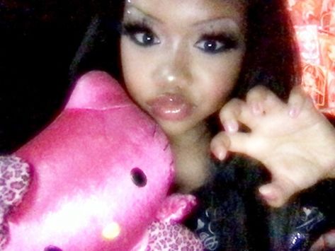 ✯⁑🐈‍⬛[Kitty V.]🐾🎀 ♱ ♫ en Instagram: “ᓚᘏᗢ🐈‍⬛💕 #hkisbae !!!” Cybercore Y2k, Y2k Cybercore, Emo Princess, Hello Kitty Art, Black Women Makeup, Hello Kitty Pictures, Makeup For Black Women, Art Collage Wall, Streetwear Y2k