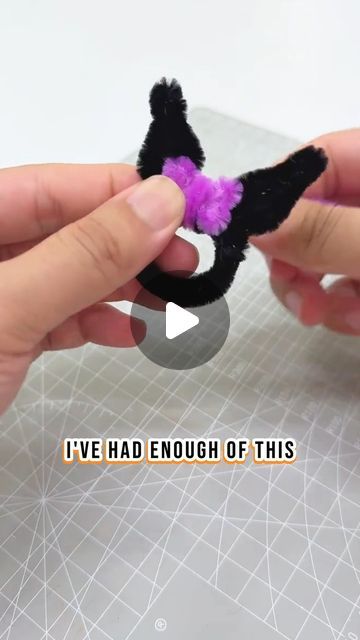 Halloween Crafts Pipe Cleaners, Bead And Pipe Cleaner Crafts, Pipe Cleaner Crafts Halloween, What To Do With Pipe Cleaners, Pipe Cleaner Halloween Crafts, Halloween Pipe Cleaner Crafts, Things To Make Out Of Pipe Cleaners, Kuromi Crafts, Pipe Cleaner Rings