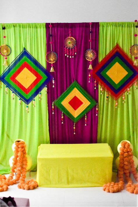 Holi Wall Decorations Ideas, Mehandi Backdrop Mehndi Decor, Holi Backdrop Ideas, Navratri Backdrop Ideas, Mehndi Backdrop, Pelli Decoration, Holi Decor, Haldi Function Decoration, Haldi Backdrop