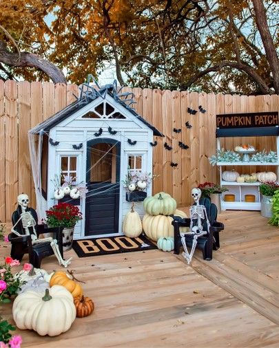 Haunted Playhouse, Rainbow Halloween, Halloween Themed Birthday Party, Halloween City, Halloween Photography, Diy Kids Toys, Fall Outdoor Decor, Kids Playhouse, Toddler Halloween