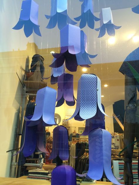 Diy Window Display Ideas, Spring Merchandising Ideas, Kite Window Display, Paper Window Display, Spring Shop Window Display, Diy Window Display, Window Display Design Creative, Store Front Window Display, Flower Window Display