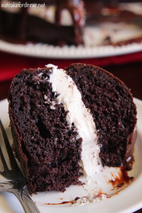 Let me introduce you to one of the BEST cakes you will ever have. Seriously, I love this cake. Every layer of flavor is out of contr... Whoopie Cake Recipe, Whoopie Pie Cake Recipe, Whoopie Pie Cake, Chocolate Marshmallow Cake, Fudgy Cake, Marshmallow Cake, Nutella Cupcakes, Chocolate Whoopie Pies, Whoopie Pie