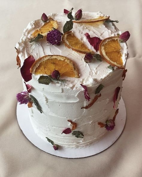 Dried Fruit Cake Decoration, Dried Fruit Decorations Cake, Dried Flowers Cake Decoration, Dried Citrus Cake Decoration, Dried Fruit Wedding Cake, Cake With Dried Fruit, Cake With Dried Flowers Design, Birthday Aesthetics, 22nd Birthday Cakes