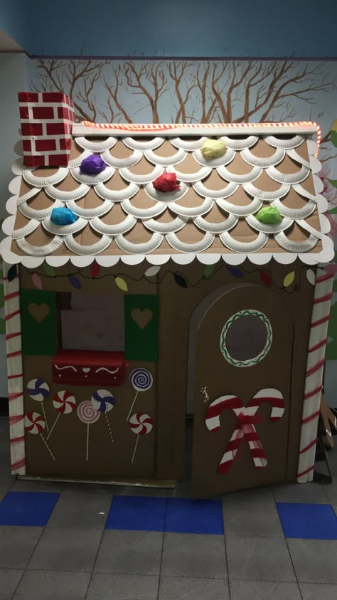 Cardboard Gingerbread, Christmas Cubicle Decorations, Cardboard Gingerbread House, Christmas Hallway, Christmas Door Decorating Contest, Christmas Classroom Door, Door Decorating Contest, Gingerbread Christmas Decor, Gingerbread House Decorations