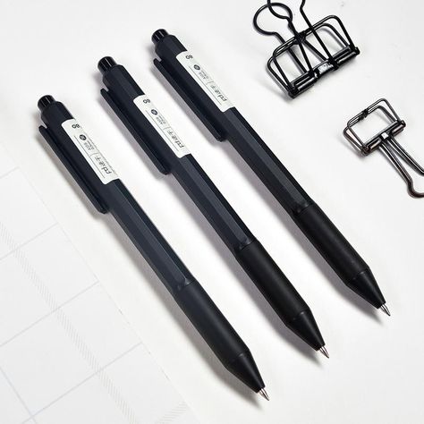 Brown Pens Aesthetic, Black Pens Aesthetic, Black Pens For Notes, Black Pen Aesthetic, Pens Aesthetics, Black Stationary, Pastel Playroom, Pen For School, Studying Stationary