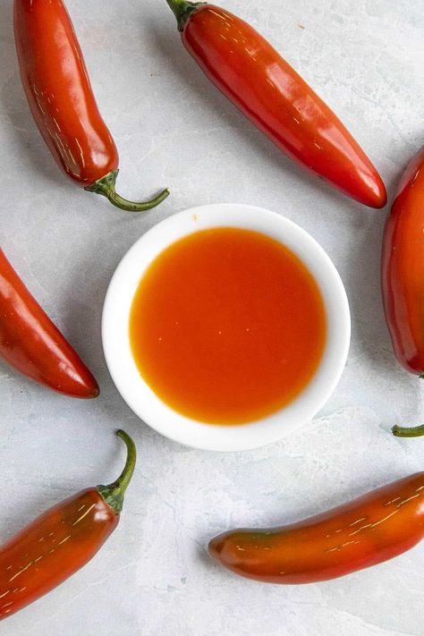 Homemade Louisiana Hot Sauce - Learn how to make classic Louisiana style hot sauce at home, either with fresh or fermented chili peppers. It’s so easy. | ChiliPepperMadness.com #HotSauce #LouisianaHotSauce #MakingHotSauce Serrano Hot Sauce Recipe, Louisiana Hot Sauce Recipe, Serrano Pepper Recipes, Fermented Peppers, Cherry Pepper Recipes, Spicy Salsa Recipe, Fermented Hot Sauce Recipe, Serrano Hot Sauce, Sour Cream Gravy