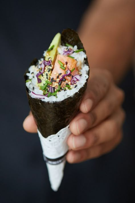 "temaki de presente" Sushi Cone, Sushi Ideas, Roll Sushi, Sushi Love, Sushi Time, Sushi Roll, Sushi Recipes, Krispy Kreme, Japan Food