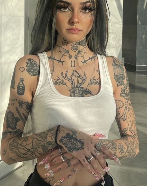 Piercings And Tattoos Women, Tatted Girl, Girl With Tattoos, Tattooed Girl, Woman With Tattoos, Emo Girl Tattoos, Hairline Tattoos, Tattoo Girl Wallpaper, Floral Back Tattoos