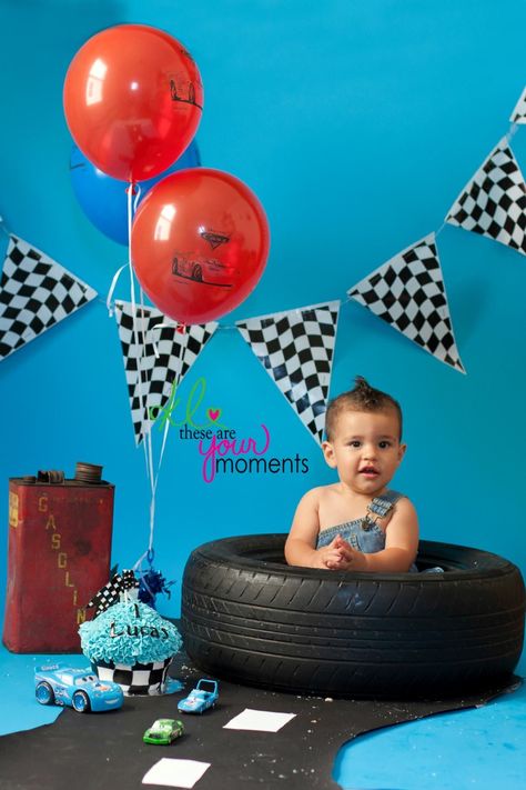 Cars Photoshoot Kids, Race Car Picture Ideas, Race Car Photoshoot Kids, Two Fast Photoshoot, 2nd Birthday Boy Photoshoot, Race Theme, Cake Car, Theme Photoshoot, Hotwheels Birthday Party