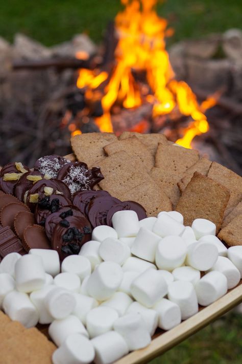 How To Make A Build Your Own S'mores Plater - So Happy You Liked It Camping Dessert Ideas, Engagement Lunch, Smores Night, Smores Ideas, Deserts Recipes, Dessert Charcuterie, Graham Cookies, Brand Essence, Graham Cracker Cookies