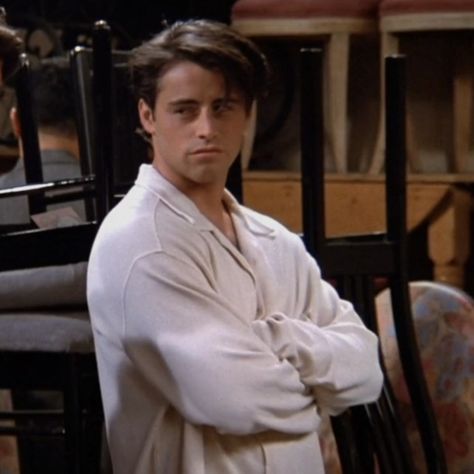 Joey Tribbiani Season 1, Joey Tribbiani Aesthetic, Ken Adams, Chandler Friends, Joey Friends, Jess Mariano, Masculine Fashion, Matt Leblanc, Friends Cast